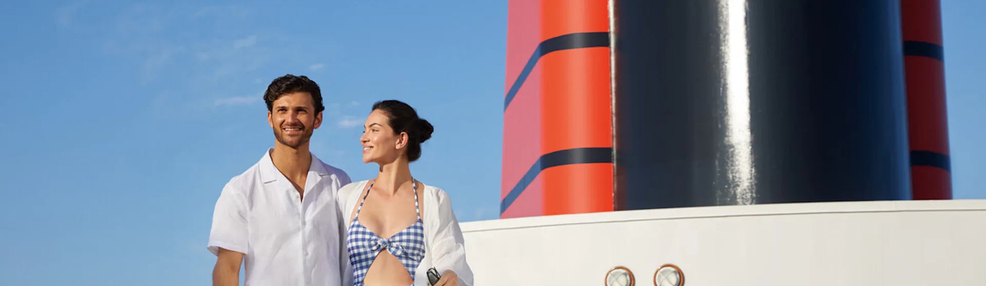 Pariskunta laivan kannella