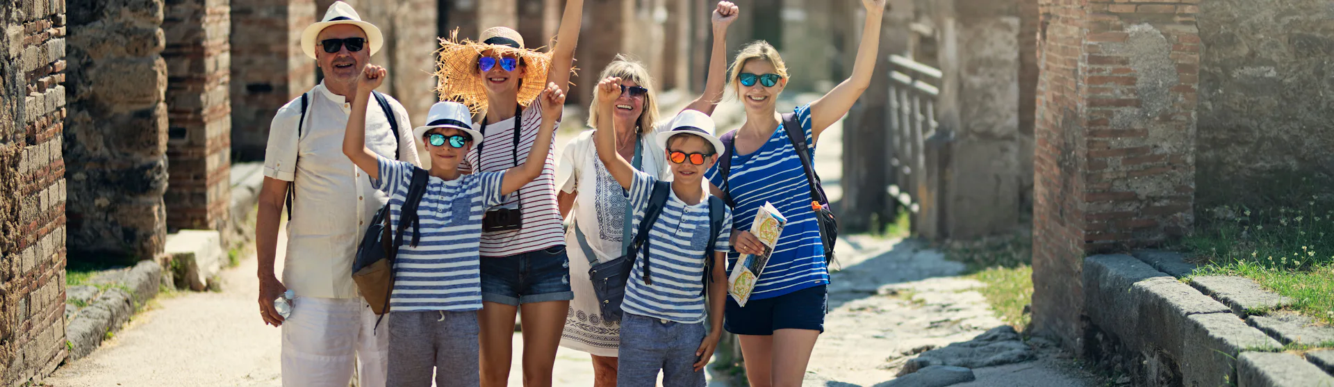 Sukupolvimatkat risteillen - kuvassa koko suuri perhe tutustumassa uuteen kaupunkiin.