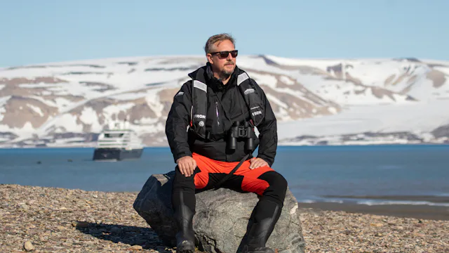 Petri Huippuvuorilla. Taustalla ultraluksusluokan laiva Scenic Eclipse II.