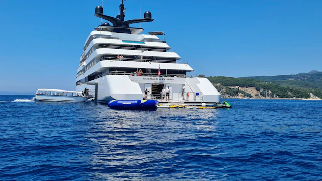 Pääset jahdin takakannelta suoraan mereen uimaan.