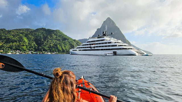 Kajakointia Karibialla Emerald Cruisesin risteilyllä pienellä jahdilla