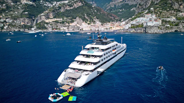 Jahdilla suoraan Amalfin rannikolle. Voit uida kirkkaissa vesissä laivan peräkannelta.