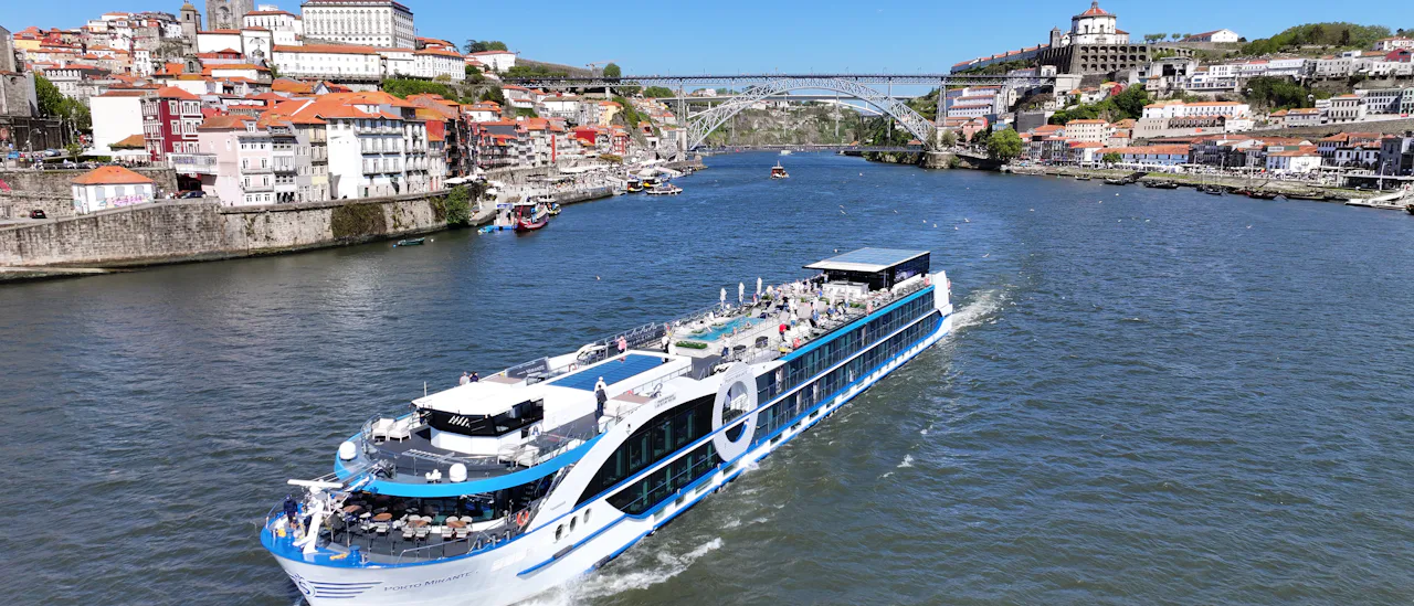 Viva Cruisesin laiva Portugalissa