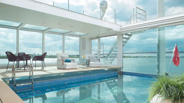 Emerald Cruisesin jokilaivan upea uima-allas, josta maisemat joelle.