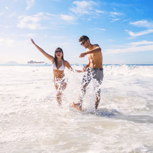 Nainen ja mies rannalla