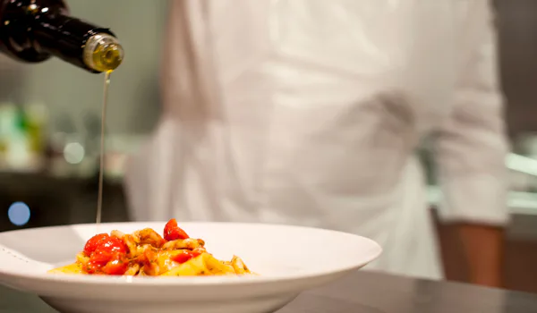 Kaikki ruokailut kuuluvat risteilyn hintaan. Kuvassa kokki valmistelee annosta.